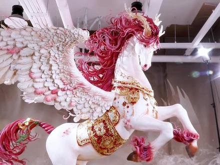 高4米,用1.5吨翻糖,100多个不眠之夜,地球上最大的翻糖蛋糕天马,终于被我们做出来了!祝大家马年马上有钱,马到成功!#抖音非遗联欢会 #非遗祈福百景图 #手工 #糖王周毅 #翻糖蛋糕