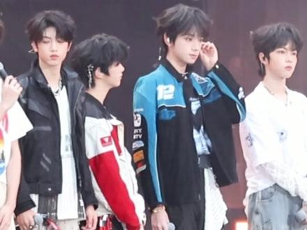 #橹穆 #tf家族新年音乐会
表弟边听边看边笑~何意味