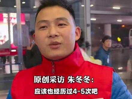 28年前在厕所门口发现的女婴,洪杨丽从荷兰回国认亲,寻亲成功的朱冬冬 在机场以志愿者的身份在机场迎接,朱冬冬:她一定会有一个爱护她的家庭(记者:越栋浩)