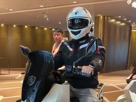 黑骑士新品发布会我来了,发布了两辆电摩M10和F100,还有一辆电制C100你们觉得哪个更帅#黑骑士更专业的外卖车 #黑骑士M10#黑骑士F100#黑骑士C100