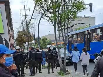 厄瓜多尔非常乱,出门带多的钱,怕遇到了打劫的人:没钱给劫,会打到猪头一样