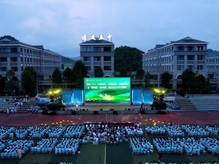 时代各有不同,青春一代相承。遵义五中学子勇敢逐梦有担当,努力建功新时代。#记录校园时光 #祝福我们的祖国繁荣富强