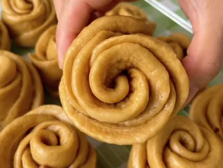 母亲节送朵玫瑰给妈妈当早餐,已经吃完了,哈哈哈,特别甜,特别好吃#花样面食制作 #红糖馒头#母亲节