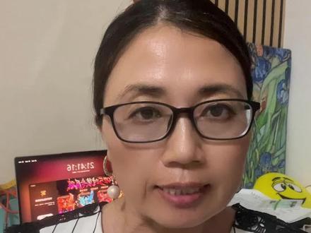 瑞典居然将一罐三鹿奶粉, 摆在瑞典博物馆的大堂中央。 已经过去16年了,
瑞典居然将一罐三鹿奶粉,
摆在瑞典博物馆的大堂中央。
下面还有一份详细的说明书,
说这罐奶粉来自中国,
在奶粉里添加了三聚氰胺,
中国人为了赚钱,
导致超过30多万婴儿
因喝了含有三聚氰胺的三鹿奶粉
而得了大头病。
还有29万余名婴幼儿出现泌尿系统异常,
6名婴幼儿死亡,
因为这罐奶粉的展出
导致很多去参观的游客
依然对中国制造的产品持负面评价,
认为食品安全问题很严重,
甚至存在监管水平低的问题。
瑞典用心极其险恶,
对我国的经济以及国际声誉都造成了很恶劣的影响
然而更可笑的是,
当初,三鹿奶粉的董事长钱文华为了赚钱,、
不惜对婴幼儿下手这么大的推广,
居然还能连续三次获得减刑。
原本被判无期徒刑,
如今只要2027年8月就能刑满释放,
让人无言以对。
说到底,三鹿奶粉事件是咱们国家食品安全史上的一个污点,
但也是一个转折点
。从那以后,咱们对食品安全的监管越来越严,
对违法企业的打击也越来越重。
所以,这样的。展览是好事,多一些更好,
能让全世界都看到咱们对食品安全的重视和决心。