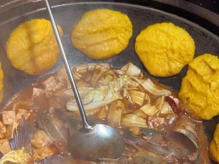 铁锅炖你们吃过他家吗 老香了#铁锅炖 #本地人爱吃的店 #地锅炖大灶台 #铁锅炖鱼贴饼子