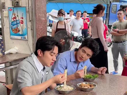香港明星王祖蓝和吴兆麟到我们桂平金田吃谷山粉#王祖蓝