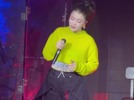 举起话筒那一刻 我们再次看到了那两颗星星 我知道歌手李嘉格又回来了#李嘉格 #模样 #巡演 #沦陷