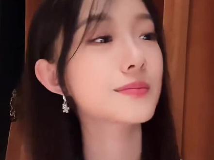 谁懂啊!玥玥在直播间清唱自己新剧主题曲—《初次听闻我爱你》这首歌温柔而又治愈,简直是秦初的温柔告白呀✉️新剧已上线,赶紧去看吧!!!#侯呈玥#初次听闻我爱你