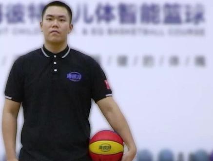 篮球不要在太阳下暴晒,或存放在高温、高湿的地方。这样球皮很容易开胶开裂,平常不用时,要放在阴凉干燥处。