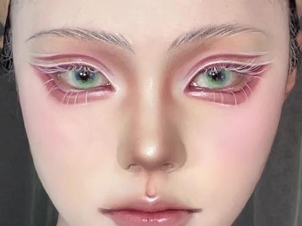 眼妆妆教 很绿色很健康已成年没有穿丝袜,审核大大不要卡我
眼妆均为无属性,仅作为自然感cos眼妆教程参考,不日常,我不建议贴嫁接假睫毛,用睫毛胶贴,头发一压还是会塌的,建议用硬梗
#眼妆 #cos眼妆 #眼妆教程 #妆教