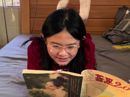 #热门话题热点榜 谁懂啊!兄妹俩的快乐就是这么简单——一把梳子,就能让妹妹笑到直蹬腿,哥哥在旁边笑得一脸“得逞”。这大概就是最治愈的日常吧~#兄妹 #挠痒痒#抖音二创激励计划