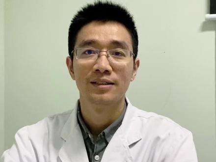 新冠感染大家不要过度恐慌,更不要大量囤药,虽然感染后会高热、咽痛、咳嗽,但是大部分青壮年都会很快恢复,家里有独居老人或者有基础疾病的一定多留心……祝大家身体健康! #新冠感染者的自述 #新冠病毒 #新冠患者自述感染经历
