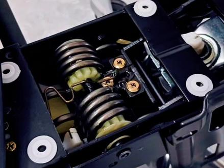 简单修个椅子,不小心拆到了心脏🫀部位,
传说中的人体工学椅发动机🚗
原来是这样设计的出来的…😂涨知识了……
#人体工学椅 #家居 #2025是我成长最快的一年 #拆弹专家2 #日常vlog @抖音家居情报局 @DOU+小助手 @抖音小助手 @抖音创作小助手 @抖音热点 @抖音精选小助手 @豆包AI智能助手 @深圳45minup人体工学椅集合店