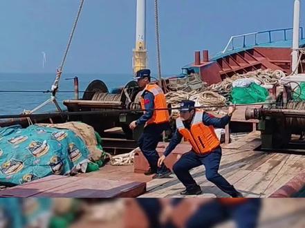 都别动! 近日,江苏南通海警局持续加大海洋伏季休渔期间海上管控力度,严厉打击海上非法捕捞违法犯罪。7月3日下午,经缜密布控,南通海警局如东工作站在相关海域开展收网行动,查获非法捕捞渔船3艘,船上载有米鱼、板鱼、八爪鱼等渔获物近三百公斤,抓获涉案人员24人。