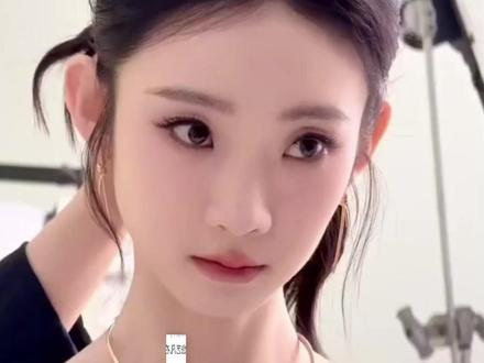 小女孩会记一辈子吧!#张艺凡 #温暖 #红毯 #设计