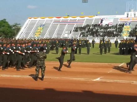最近泰国阅兵火了!士兵都蹦蹦跳跳出场,网友:都是小沈阳的徒弟