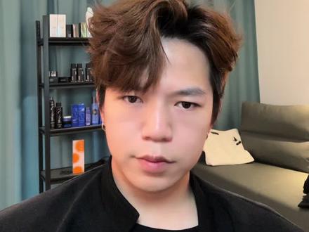 三七侧背发型详细讲解 男生绕不开的一款发型#三七分发型 #男生发型打理技巧 #三七侧背#夹板造型 #男生夹板的使用方法