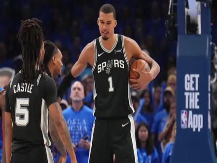 双加时封神!文班亚马41分+24板统治西决G1 #nba季后赛
双加时封神!#文班亚马 41分+24板统治西决G1,#雷霆 主场憾负#马刺 。在刚刚结束的NBA西部决赛G1中,圣安东尼奥马刺与俄克拉荷马雷霆上演了一场足以载入史册的巅峰对决。最终,客场作战的马刺通过两个加时赛,以 122-115 险胜卫冕冠军雷霆,成功抢夺主场优势,系列赛大比分1-0领先。
图片来源:NBA中国官方网站