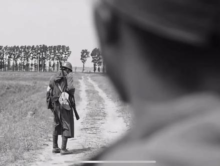 “君子生于小国而非君子之过”
电影《南京!南京!》中角川正雄正是一个复杂且极具悲剧色彩的人物形象。
从人性角度来看,他最初是一个被战争裹挟的普通日本士兵。在来到南京参与这场残酷的侵略战争初期 ,他似乎还保留着一定的人性良知。比如,他对姜淑云等中国女性的遭遇有过片刻的不忍,在目睹了太多的暴行后,内心的矛盾和挣扎日益加剧。这种对战争残酷性和暴行的反思,在众多麻木不仁、肆意作恶的日本士兵中显得尤为突出,他的内心深处还没有完全被战争的邪恶所吞噬。
从战争的角度而言,他是日本侵华战争的参与者和执行者。尽管有着内心的挣扎,但他依然参与了这场非正义的战争,他的存在是日本军国主义对人性扭曲的一个缩影。他的痛苦和矛盾,反映出战争给被侵略国家带来了巨大灾难。#南京南京 #抗日战争 #南京大屠杀