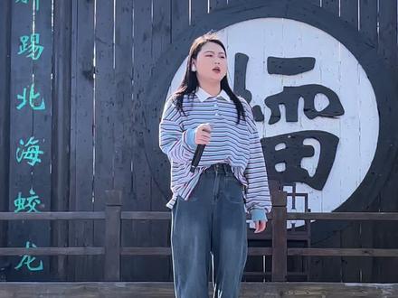 音乐一响好多人的回忆啊,老嫂子说美女唱歌和他比还差很多很多,太逗了#万岁山武侠城 #万岁山老嫂子 #老嫂子欢乐大舞台 #老嫂子