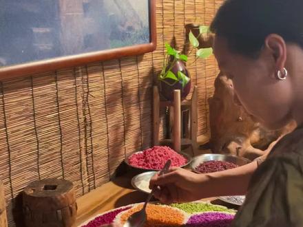 明天要上交“三月三”的主题《彩色糯米簸箕画》美术作业已完成,请检阅!#诗若居#手艺人#五色糯米饭簸箕拼 #三月三