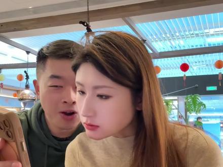 我们的第五个情人节,没有特别的惊喜,没有浪漫的烛光晚餐;却有你飞晚班回来精心做的早餐面,有平平淡淡又健康的晚餐…幸福就在着稀松平常的日子里…#婚后生活 #记录真实生活 #vlog日常 #夫妻日常 #情人节