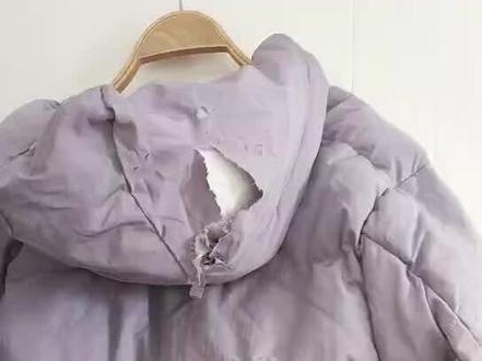 今天来修复这件被老鼠咬坏的羽绒服#老鼠咬坏了衣服#羽绒服补丁贴 #羽绒服破了修补妙招 #缝缝补补还能穿 #补衣服破洞