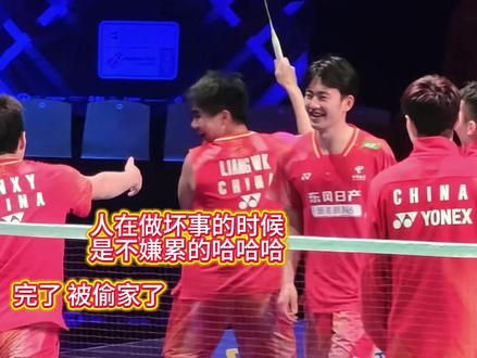 果然 人在做坏事的时候是不嫌累的
#王昶 把#任翔宇 拍子扔了
小夫一脸懵逼:什么玩意出去了?怎么回事?
#陈柏阳:哥昶子把你球抽送人了哈哈哈哈哈
哈
小夫:我还想留着做纪念呢
#刘毅 没憋好屁边走边叨咕:做什么纪念做纪念扔了 全都扔了 不过了
#梁伟铿 都别过了 送送送 夺冠大酬宾
小夫:擦完了 家被偷了
王昶:哈哈哈哈哈哈哈哈哈人在做坏事的时候是不嫌累的