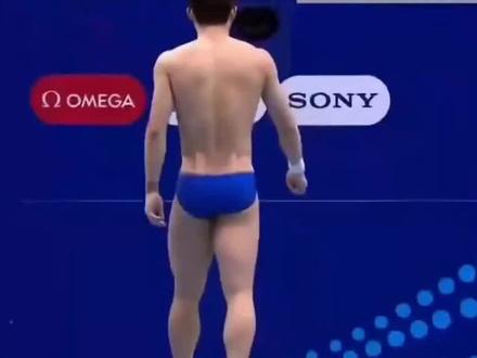 王宗源把金牌递给全红婵合影#明星八卦