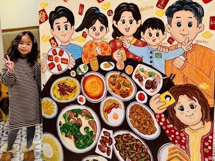 年夜饭主题作品大创作 150✖️150,7岁多宝贝,画了20多个小时,老师有协助部分收边勾线,其他基本都有孩子自己完成。有爱有趣有故事,挂在餐厅里很有氛围呢。#爱画画的孩子 #全家福画 #年夜饭画#少儿美术#美食画
