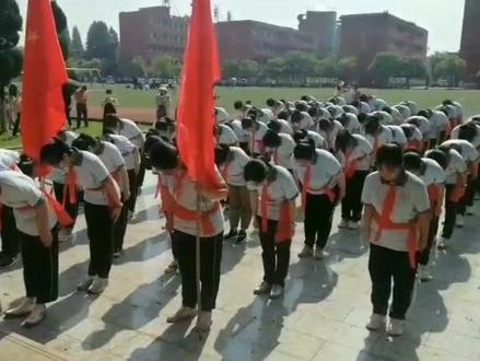 鄱阳一中高三(4)班团队:语文吴田心,数学霍晓辉,英语戴琪,物理董青,化学胡凯,生物陈志军,班主任吴田心。