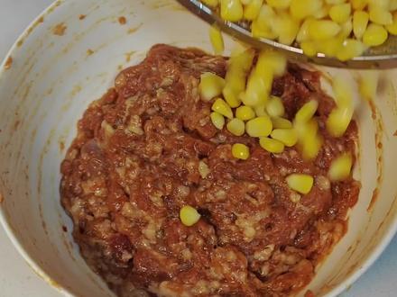 今天做了我家孩子爱吃的糯米肉肠,灌好不用晒直接蒸熟就可以吃,软糯咸香一次可多做点蒸熟冷冻保存老小都爱吃#真实生活分享官 #抖音生活观察计划 #糯米肠 #美食教程