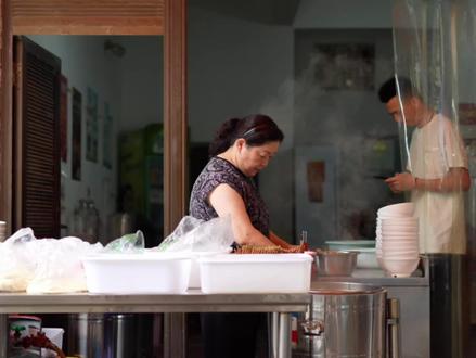 汨罗米线美食系列记录 一座城市的味道,有时候不在大饭店里。而在这样一间普通的小店。门面不一定显眼。装修也不复杂。但每天早上,总有人专门走进来。坐下,点一碗米线。吃完以后,再去过自己的生活。对于汨罗人来说,这就是很平常的一顿早餐。也是外地人到了这里,才知道的一种味道。#记录生活#人间烟火#湖南#汨罗美食#米线米粉