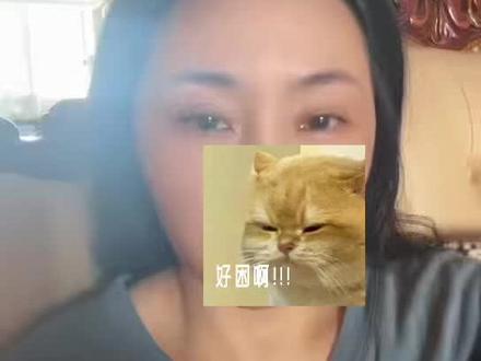 #我要上热门 #讨论 #嘴替上线 #被真实住了 #dou上热门日常唠嗑 我就是她那个口中一直”不道歉的”商家,本来不想自证什么,但是这个姑娘一直不依不饶没完没了。上两段视频我把事情的来龙去脉基本还原,大家感兴趣可以看一下,理性吃瓜。当她反映了头发的问题,我第一时间就道歉了并让她申请食安理赔,她用语音反问我,“道歉有什么用?头发是从我嘴里吐出来的,又不是从你嘴里吐出来的”。接下来我也用语音跟她解释了我们整个店都戴着头套,并愿意承担责任,帮她理赔。她一直纠结头发这个问题,前后我说了三次帮她理赔。后来她的一些关门诅咒我不能接受,我的情绪也上来了,被她成功激怒了。就是现在大家看到她断章取义的截屏。这时我没控制好自己的情绪,我确实应该克制好自己。后来发现她发了抖音,我第一时间在后台跟她联系,又跟她道了歉,下面有截图。她还是不接受。但凡在她视频下面为我们店铺说话的评论统统删除。说实话杀人不过头点地,这个头发谁都说不好到底出自哪里,我作为商家只能说道歉并积极赔偿。但是她到处传播并投诉到市场监管局,投诉的问题不是说头发,说我们餐品变质过期有异味什么的,行,那市场监管局约了面聊,自己又不出现,不断的在网上扩大影响。当我发现她又发了第四条不利于关于我们店的视频后,我实在很迷茫,报了警。因为在此之前她拉黑了我之前跟她联系的抖音号。我也没什么途径联系她。她拒绝警察的调解,并让我打电话跟她再次道歉。我前两次的道歉算什么?反正我的道歉也不值钱,再次道歉换来的也是羞辱吧,虽然我是商家,但是我还是想要点尊严的。我还能有点尊严的吗?
