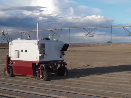 农药时代即将终结!华工科技联合哈工大研发 AI 激光除草机器人,AI 精准识别、激光烧除杂草,不伤苗、零农药,24 小时作业,除草率超 95%,从此买菜不再担心农药残留!#科技 #大国科技 #厉害了我的国 #司马华鹏 #硅基动力