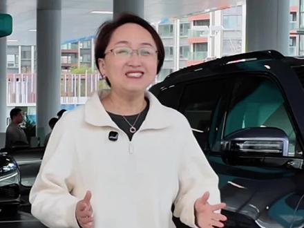 比亚迪闪充桩可以称作为“对用户最友好的充电桩”,它全球首创的滑轨悬吊式T型设计,带来轻巧、灵活、干净的充电体验,对女性用户实在很贴心!#方程豹#钛3闪充版#比亚迪二代刀片电池#比亚迪闪充