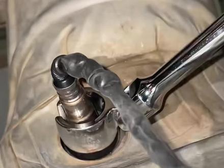 拆氧传感器你没有专用工具,想拆都拆不下来。