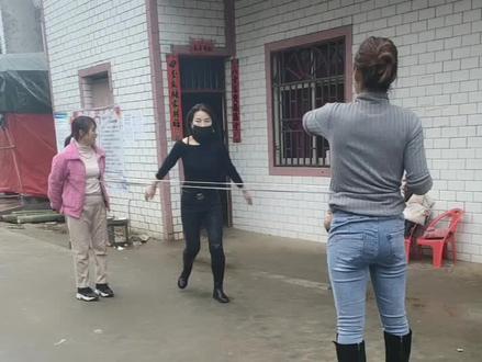 来来来来,老阿姨教你们跳皮筋,跳到8级头顶的那一种#跳皮筋