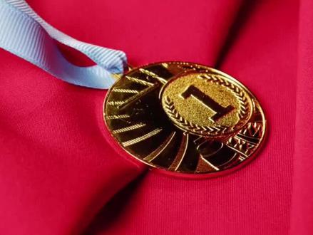 就在刚刚结束的女子U型池决赛,谷爱凌以绝对碾压的实力斩获金牌,李方慧拿下亚军,中国队4名女将全员晋级总决赛,完美收官中国冰雪军团最后一个冲金点!
这一战,中国姑娘们打出了最提气的一场比赛!从资格赛到决赛,每一位选手都拼到了极致:谷爱凌全程稳定输出,每一跳都堪称教科书级别;李方慧超常发挥,一路逆袭拿下银牌;征战多届赛事的张可欣,也把自己最好的状态留在了赛场,用高难度动作征服全场。就连世界排名第一的英国选手,都被中国姑娘们的强势表现逼到心态失衡,第二跳直接摔倒,最终无缘领奖台。
而最让人动容的,莫过于谷爱凌的“大心脏”封神。赛前,以福克斯新闻为首的多家外媒,对谷爱凌展开了疯狂的造谣诋毁与网暴,拿着她此前斩获的两枚银牌恶意嘲讽,甚至当众逼问她“是否为拿到银牌感到羞愧”,各种无底线的谣言与人身攻击层出不穷。
可面对铺天盖地的恶意,谷爱凌没有被打垮,反而把所有压力转化成了赛场上的动力,用一枚含金量十足的金牌,狠狠回击了所有的质疑与诋毁,告诉全世界:实力,永远是最硬的底气!
同样是为国出征,雪上项目的姑娘们用一场全胜的战绩,给我们带来了满满的惊喜与骄傲,也让不少观众感慨,这才是中国冰雪该有的精气神。
你被姑娘们的哪一幕打动了?你觉得这枚金牌,是不是对所有恶意最好的回击?评论区留下你的看法,一起为中国雪上姑娘们点赞!#谷爱凌 #米兰冬奥会 #冬奥会 #金牌 #中国姑娘