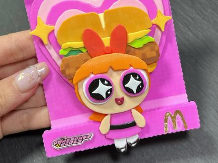 邪修拼豆💗当我用拼豆来做不织布 当拼豆人想做不织布,一组造型立体色彩鲜明的甜酷爆脆星星小女警就横空出世啦。怎么贴都好看,一贴点亮好心情!#麦当劳爆脆星星堡#麦当劳飞天小女警联动#麦当劳#拼豆#不织布