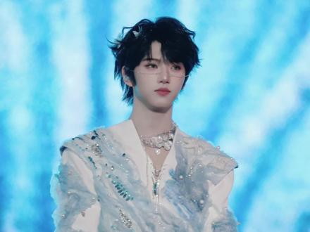 孜然小子化身人鱼歌姬🥰#张函瑞 #tf家族新年音乐会 #只要有你 #现场版live #直拍