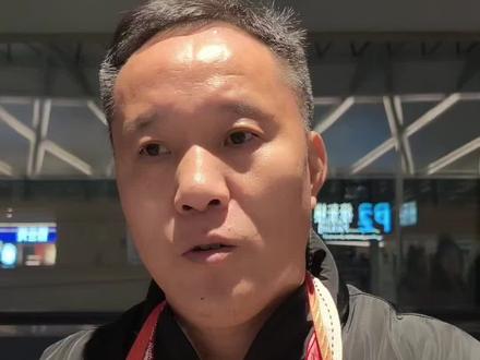 专家啊!你睁眼看看吧!
就是因为嘎的不够干净,如果有人贩子当着你的面抢走你的孩子,你会怎么办?
今天我要讲一个真实的事件。
一位父亲就是因为去小卖部买一包烟,孩子走出了小卖部的门口,这时候门口正好有三个人贩子,两男一女。三个可恶的家伙,一看到孩子就上手去抱孩子,父亲听到孩子的哭喊声,立马冲出来。一看是有人贩子抢他孩子,因为救子心切,这位父亲随手拿起小卖部里的水果刀心切的,冲着其中一名人贩子自溜一刀,转身对着另外一位人贩子又自溜了一刀。两个人贩子当场就倒地了。还有一位女的人贩子看情况不妙,丢下孩子想驾车逃跑。这位父亲追上去一脚给他踹倒,踩着女人贩子的脖子上,然后往他后心窝连捅六刀,女人贩子当场噶了。儿子获救了,可是父亲却被刑拘了。专家说,这位父亲属于故意杀人,原因是因为父亲在制服女人贩子之后,出于报复心理,连捅人贩子数刀导致的毙命,属于故意杀人。我就是想问问这位专家,如果当时是你的孩子被人贩子抢走了,你会怎么样?反正我认为就是因为嘎的不够干净,换做是我照样噶了他们。如果但凡判定这样的做法,属于正当防卫的,你看一下还会不会有人犯的这么肆无忌惮吗。我觉得这位父亲当时的情况应该是根本没有足够的时间去思考,他只想保护好自己的孩子。由于对方人数较多,属于团伙作案了,那个想逃的肯定是要回去通风报信,回来报复,所以把他噶了,属于正当防卫,而且还是为民除害,应当给予奖励。你们怎么看?
#杜小华 #杜后琪#亲爱的原型只剩杜小华未找到孩子 @妙妙丫丫(中国移动) @寻儿小米奇