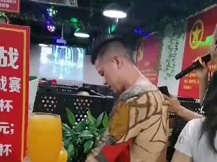 大网红《柯笔》来本店即兴表演十八秒喝掉3.3升果粒橙,牛逼。关注我,每天精彩不断…………