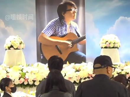 为何袁惟仁告别仪式,Ella哭到需搀扶离场?泪崩的背后,是跨越二十年的恩师情谊 #袁惟仁 #ella陈嘉桦 #张宇 #影娱热点团 #内容启发搜索