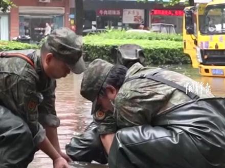强降雨导致荆州发生内涝险情,基干民兵闻汛而动紧急展开抢险救援。