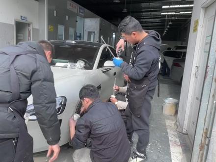 调漆更多需要思维,而不是看缺什么加什么,
白珍珠调漆万用公式:
要想白珍珠调好,
白底照着直视搞。
白底调完喷珍珠,
珍珠得要分层数。
正深侧浅珍珠少,
多喷两遍保证好。
正浅侧深珍珠多,
白底重新来喷过。
正深侧深改底色,
改完不能要不得。
正面一致侧面黄,
水晶珍珠来帮忙。
侧面一致正面黑,
珍珠加多底改白。
反光要是有色相,
干涉珍珠往里放。
水晶珍珠不够粗,
来点玻璃片珍珠。#调漆公式 #汽车调漆培训#汽车调色培训