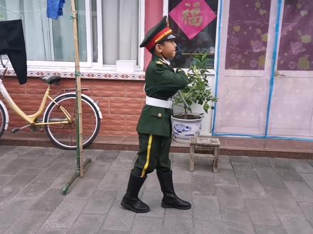 7岁小兵穿上仪仗队礼服真帅!