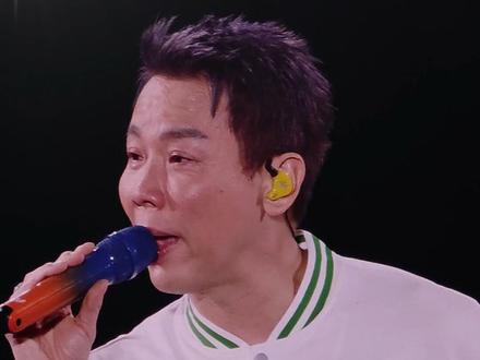 从0到1再到100 陶喆对待音乐对待粉丝的真诚让他从第一场音乐节唱到第一百场soulpower2世界巡回演唱会。看到老大泪洒上海,我才知道到他一直在用实际行动告诉我们爱,很简单。爱可以改变一切的事情,金钱不可以,政治不可以,可是爱可以,Love can 希望明年能在lovecan2的舞台上再见。只要你唱,我们就来#陶喆 #soulpower