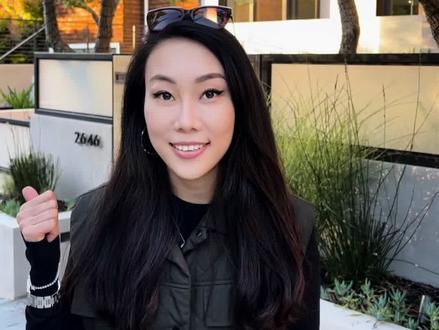 在美国小姑子7千万豪宅过感恩节+house tour
谷爱凌的家听说就住在这个社区!
今天带大家一起来到美国旧金山一个顶级豪宅区,这里的房子平均价格在1000万美金左右,折合人民币7千万,主要是位置独一无二,从窗户就能看到金门大桥。
住在这里的人多数是顶级投资或者科技公司的高管,我身后这套非常漂亮和现代的房子就是Adobe的一个副总裁的家。
它边上的这栋就是我老公妹妹-我的小姑子的家,住在这个社区真的有激励到我,继续努力,也争取在这安家和谷爱凌做邻居~
好,现在就带大家来个豪宅tour,顺便一起过个感恩节!
#感恩节 #谷爱凌的家 #谷爱凌同款 #美国豪宅 #旧金山豪宅