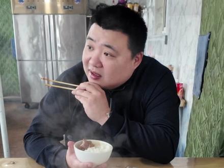 一天只开三个小时的苍蝇馆子,红烧排骨必点#肥佬胖哥 #好好吃饭 #苍蝇馆子